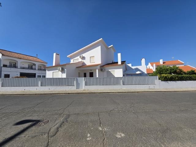 Moradia T4 de Gaveto com Garagem, Terraço e Espaço Exterior | Moura