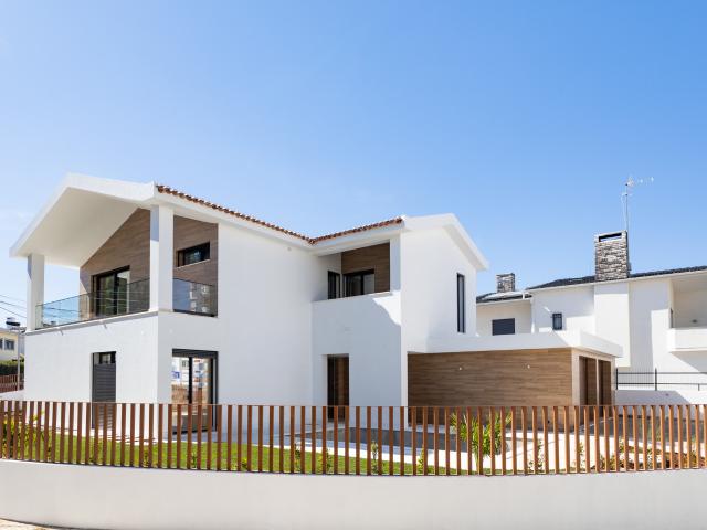 Moradia T4 de Gaveto com Piscina em Linda a Velha!