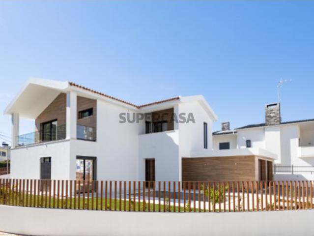 Moradia T4 de Gaveto com Piscina em Linda a Velha!