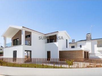 Moradia T4 de Gaveto com Piscina em Linda a Velha!