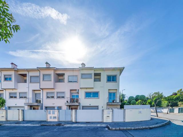 Moradia T4 de Gaveto em Palmeira, Braga