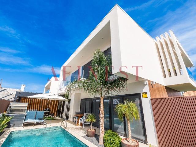 Moradia T4 De Luxo | 3 Suítes | Elevador | Piscina Aquecida. 184m² Charneca De Caparica