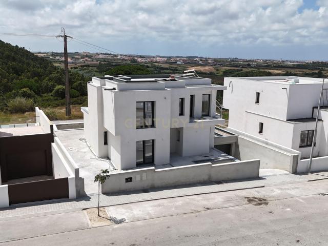 Moradia T4 de luxo com piscina aquecida e Rooftop na Urbanização Paraíso — Peniche