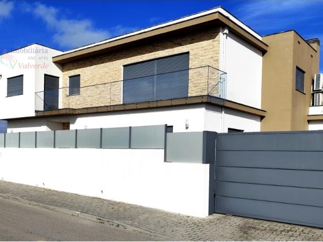Moradia T4 de Luxo com Piscina, de Arquitetura Moderna, Junto á Praia Azul e a Santa Cruz