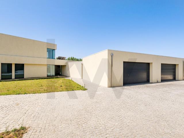 Moradia T4 de Luxo com Piscina em Vilela, Paredes Elegância e localização privilegiada | KW Luxury