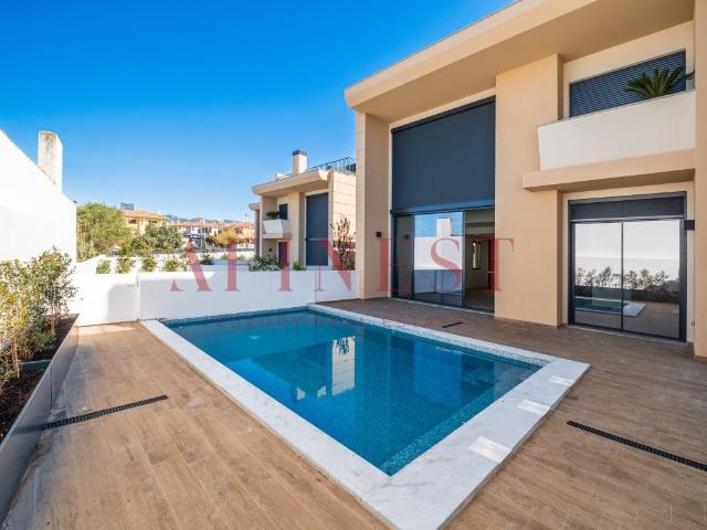 Moradia T4 de Luxo com Rooftop e Vistas Panorâmicas em Casca. 255m² Alcabideche