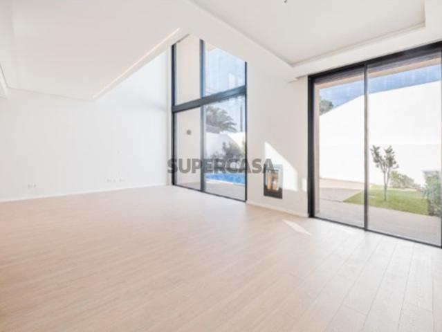 Moradia T4 de Luxo com Rooftop e Vistas Panorâmicas em Cascais