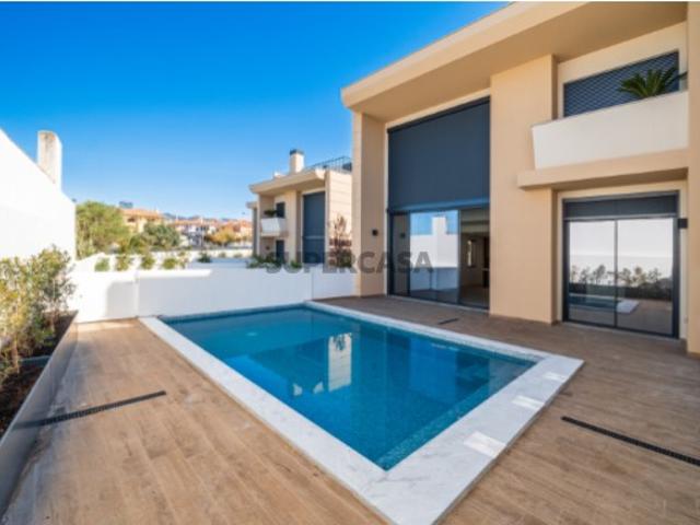 Moradia T4 de Luxo com Rooftop e Vistas Panorâmicas em Cascais