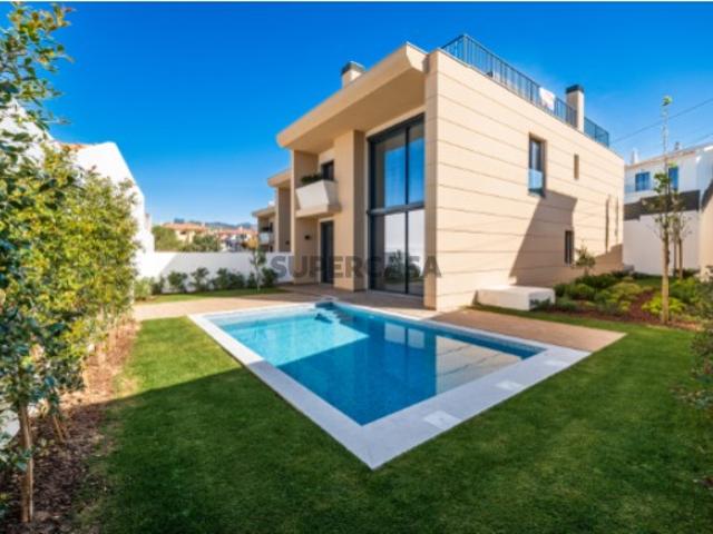Moradia T4 de Luxo com Rooftop e Vistas Panorâmicas em Cascais