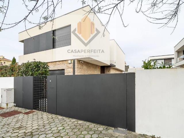 Moradia T4 de Luxo com 4 Frentes, 4 Suites, Elevador, Piscin. 300m² São félix da marinha