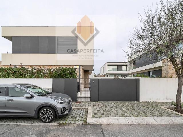 Moradia T4 de Luxo com 4 Frentes, 4 Suites, Elevador, Piscin. 300m² São félix da marinha