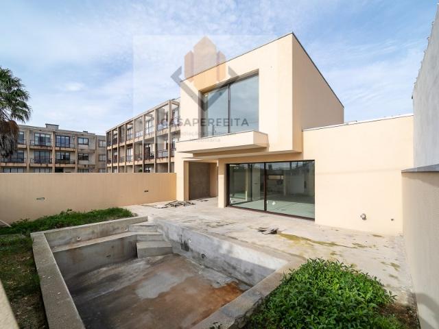 Moradia T4 De Luxo com 4 Frentes, Jardim Interior, Terraço e Piscina 350 Metros das Praias