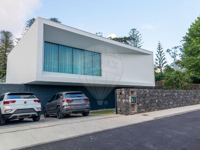 Moradia T4 de luxo à venda em Ponta Delgada