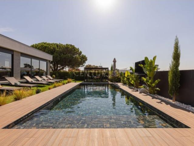 Moradia T4 de luxo, lote de gaveto 805m2, com cave e piscina