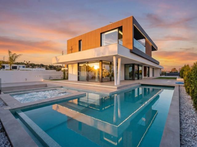 Moradia T4 de Luxo, nos Salgados | Duas Piscinas Interior/E. 252m² Guia