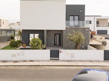 Moradia T4 de linhas contemporâneas 198m² Caldas da Rainha Santo Onofre e Serra do Bouro