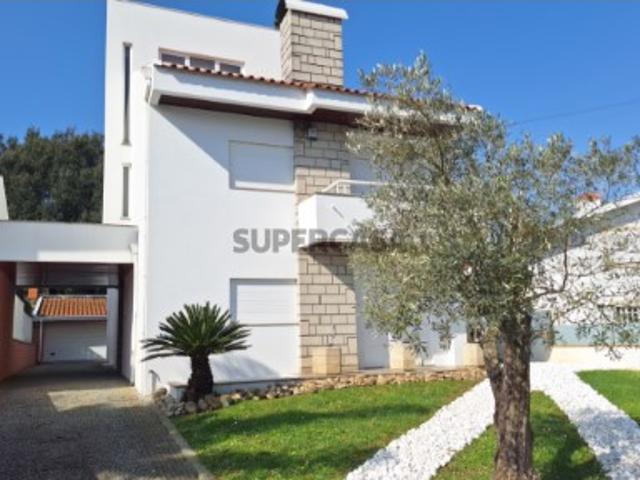 Moradia T4 de quatro frentes com jardim e garagem