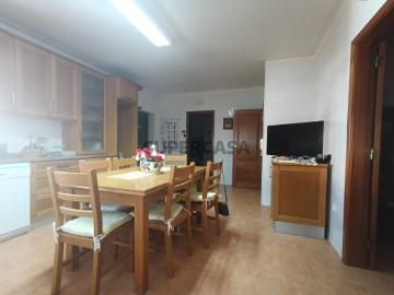 Moradia T4 de sonho com 3 pisos, Piscina de Água Salgada e Garagem para 5 Viaturas