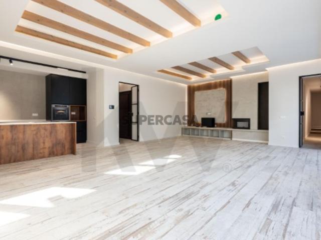 Moradia T4 de Sonho com Piscina, Adega e Grande Potencial de Valorização em Tremês, Santarém