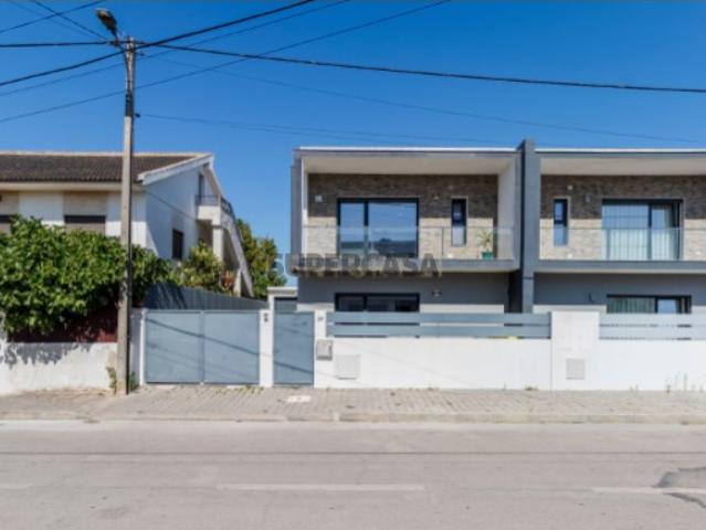 Moradia T4 de 2021 em Fernão Ferro com mais de 200m² Garagem e Excelente exposição solar