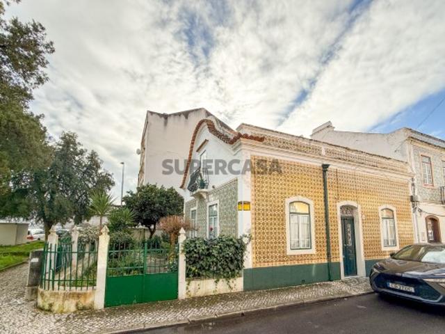 Moradia T4 de 2 pisos com logradouro, na zona norte do Entroncamento