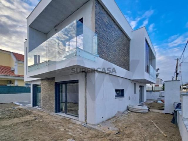 Moradia T4 de 2 pisos, isolada com design moderno e piscina em Valadares, Corroios