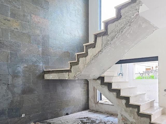 Moradia T4 de 2 pisos, isolada com design moderno e piscina. 141m² Corroios