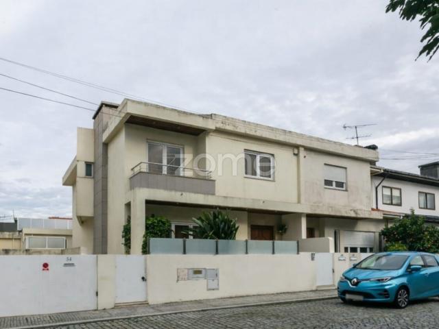 Moradia T4 de 3 Frentes perto metro Lidador