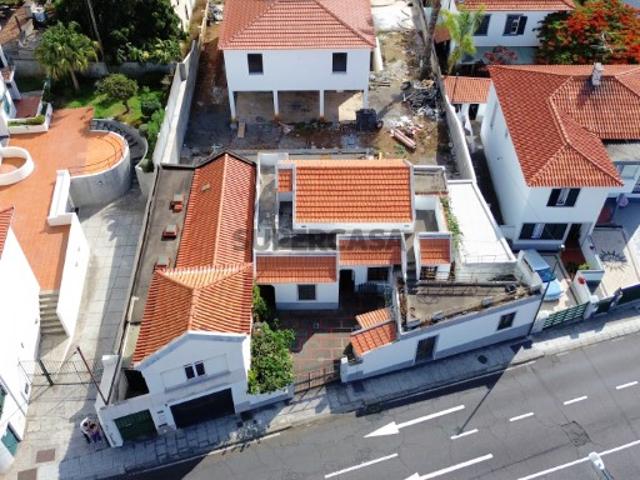 Moradia com 4 quartos, jardim, sótão e terraço em centro Funchal