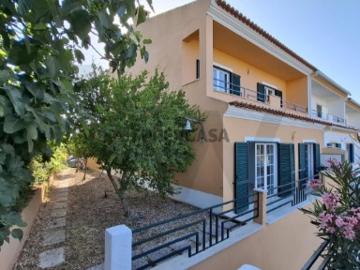 Moradia T4 de 3 pisos com piscina, jardim e garagem na Quinta da Serralheira, Setúbal