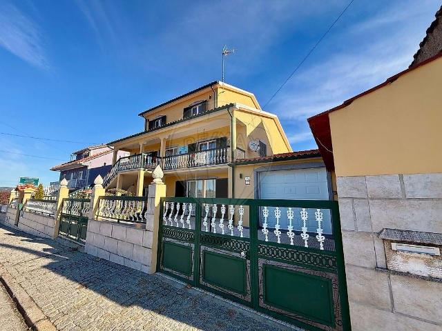 Moradia T4 de 3 Pisos em Excelente Estado – Ideal para Habitação Própria ou Investimento Atualmente Alojamento Local