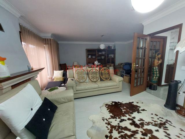 Moradia T4 de 3 pisos perto do centro da Maia