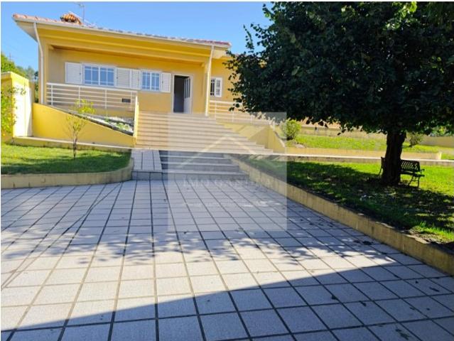 Moradia T4 de 4 frentes com Piscina
