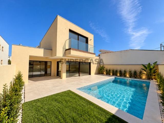 Moradia T4 de 4 Frentes com Piscina e Jardim em Vila Nova de Gaia