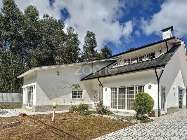 Moradia T4 de 4 frentes num lote de terreno de 3020m2 em Fiães