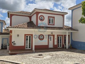 Moradia T4 Exclusiva com Piscina Privativa e Vista Serra – C. 154m² Bombarral e Vale Covo