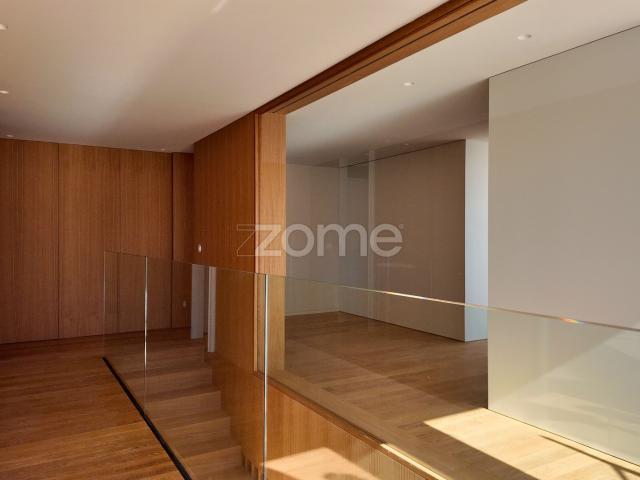 Moradia T4 Exclusiva Piscina, Jardim e 3 Suítes|Design Contemporâneo