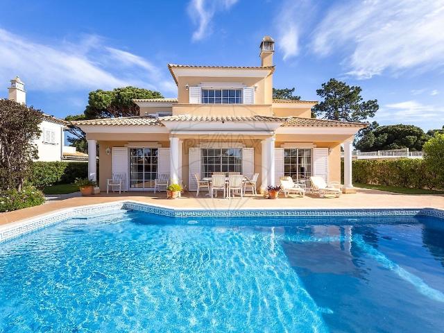 Moradia T4 elegante, situada num lote de 815 m² na prestigia. 257m² Almancil