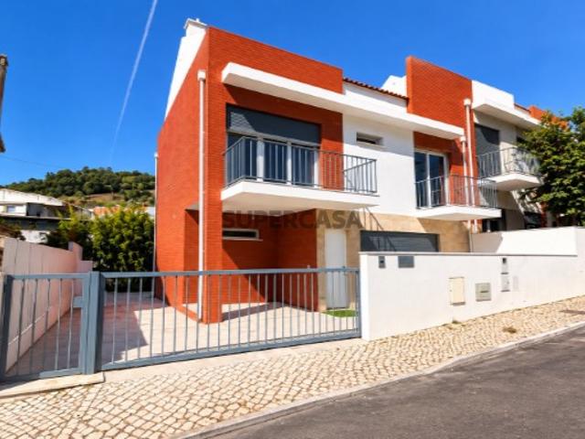 Moradia T4 em Mina de Água, Amadora