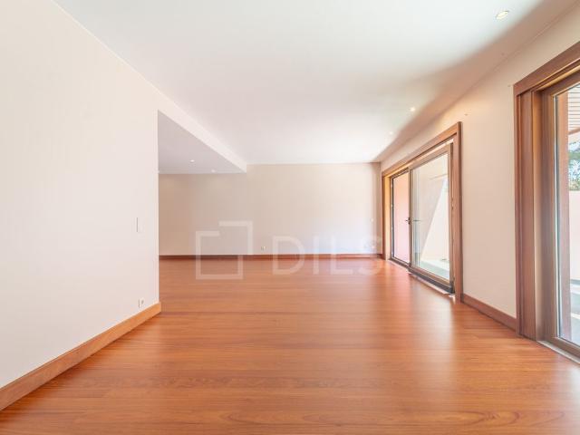 Moradia T4 em Miramar, a 200 metros da Praia