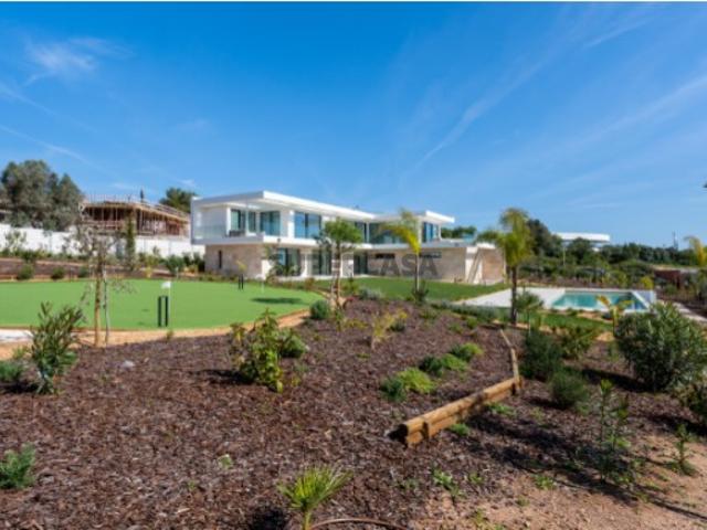 Uma vivenda contemporânea de 4 quartos com vista para o golfe e para o mar no campo de golfe Palmares, Lagos Algarve