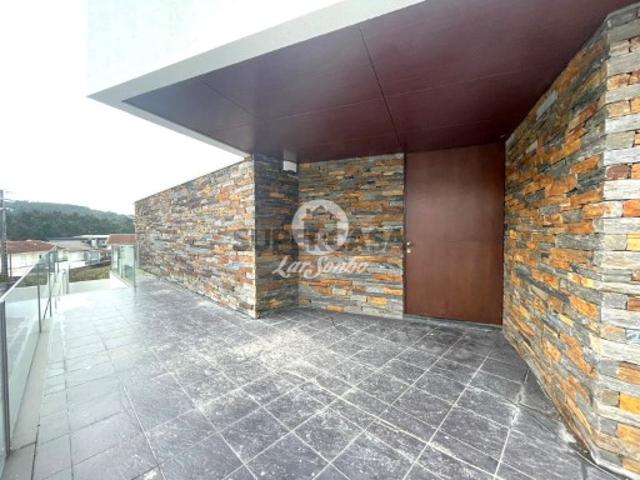 Moradia T4 em Abade de Neiva