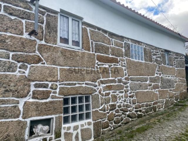 Moradia T4 em aldeia típica de Chaves