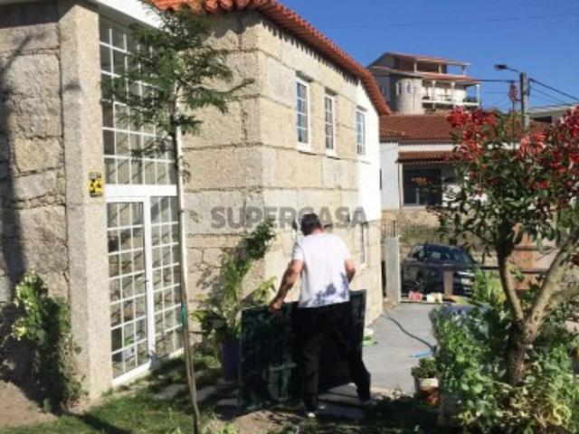 Moradia T4 em Alpendorada, Várzea e Torrão