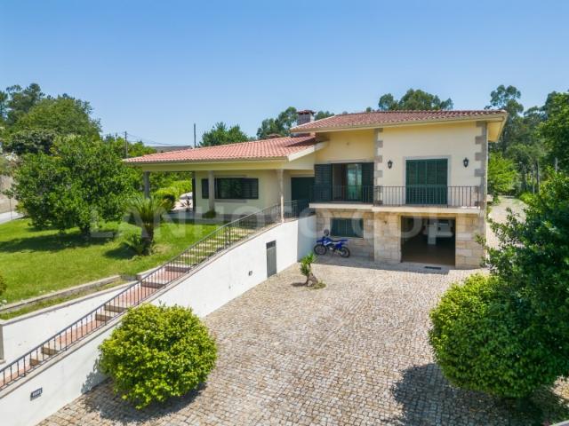 Moradia T4 em Amares Conforto, Espaço e Excelente Localização