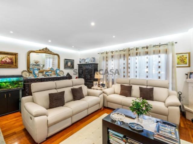 Moradia T4 em Arcozelo, solário com vista mar parcial a 3 km da Praia
