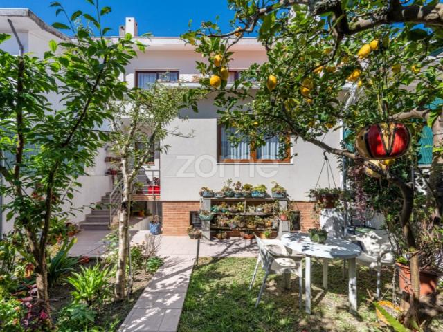 Moradia T4 em Banda, com Jardim e Garagem Senhora da Hora