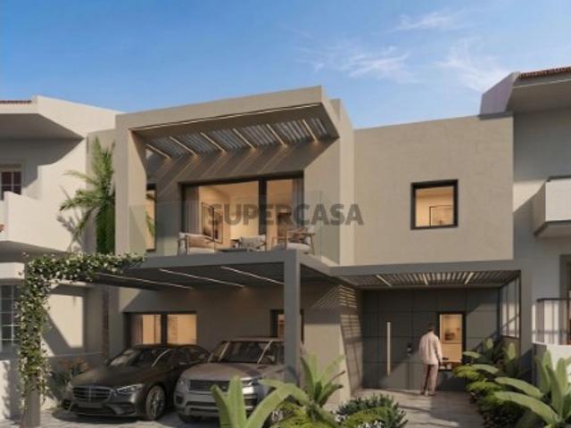 Moradia T4 em banda, com piscina e acabamentos de luxo, no Feijó