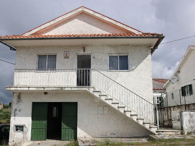 Moradia T4, em bom estado de conservação, inserida num ambiente tranquilo e em plena harmonia com a natureza