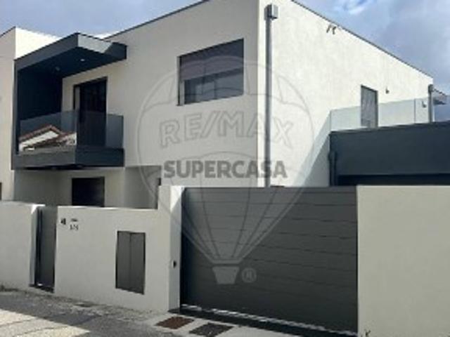 Moradia T4 em Custóias
